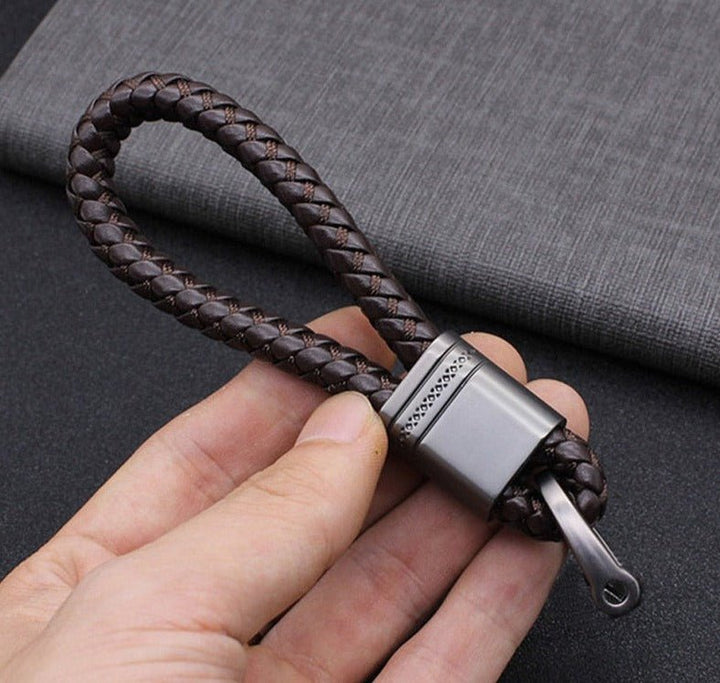 Llavero trenzado, un regalo práctico y elegante para amantes de los coches y el diseño.