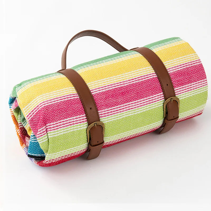 Manta de picnic compacta con correa de cuero, fácil de transportar para aventuras familiares al exterior.