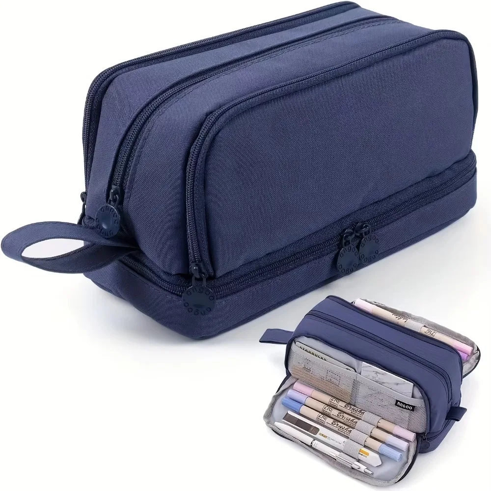 Vista lateral del estuche escolar unisex, mostrando su grosor y capacidad para múltiples útiles.