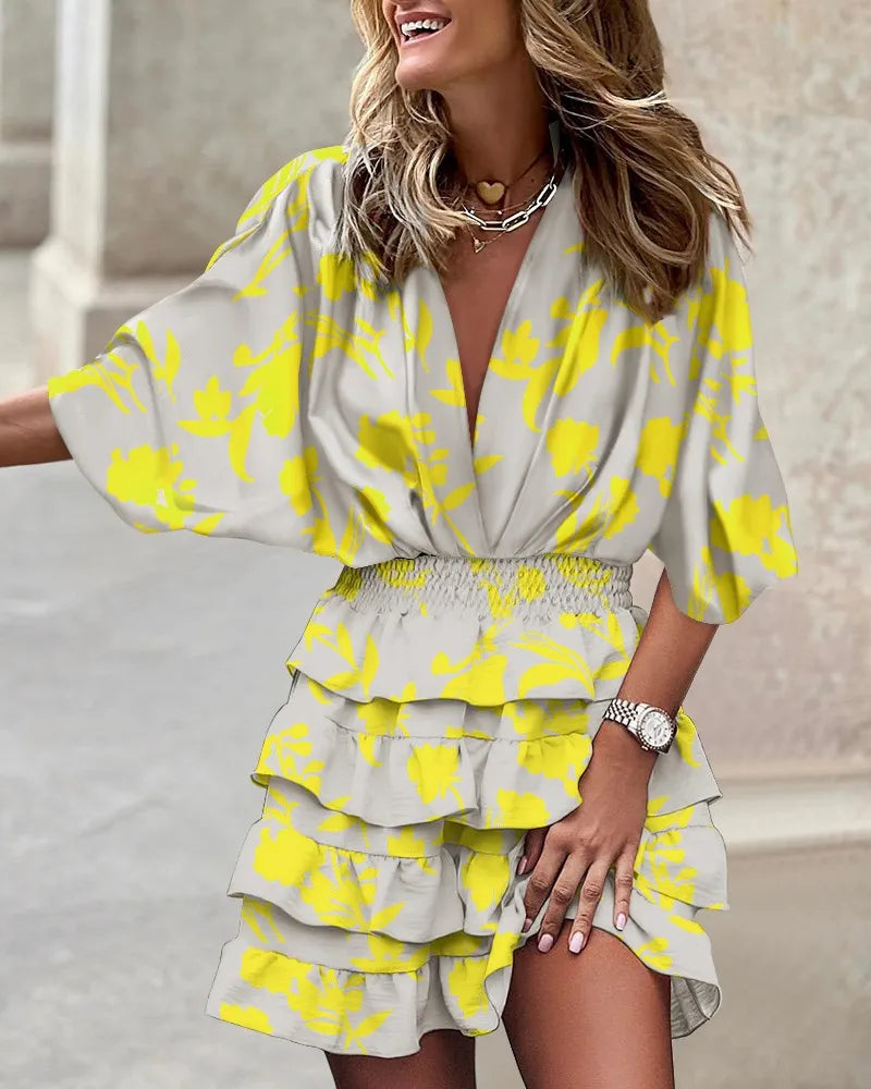 Vestido mini bohemio con volantes para mujer, estampado floral multicolor. Ideal para moda de verano casual.