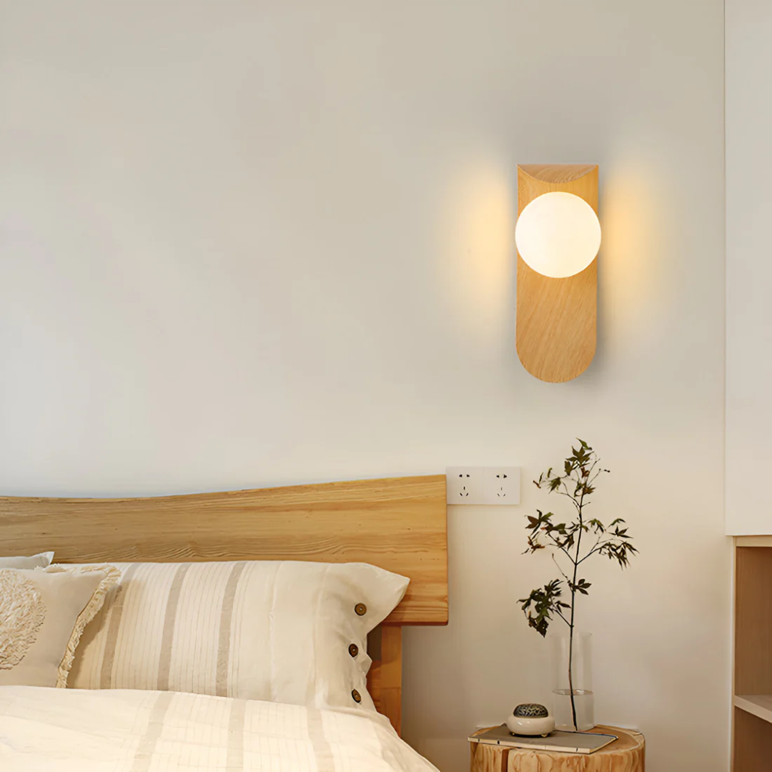 Lámpara de pared nórdica minimalista con estructura de madera y globo difusor, crea ambiente acogedor y moderno.