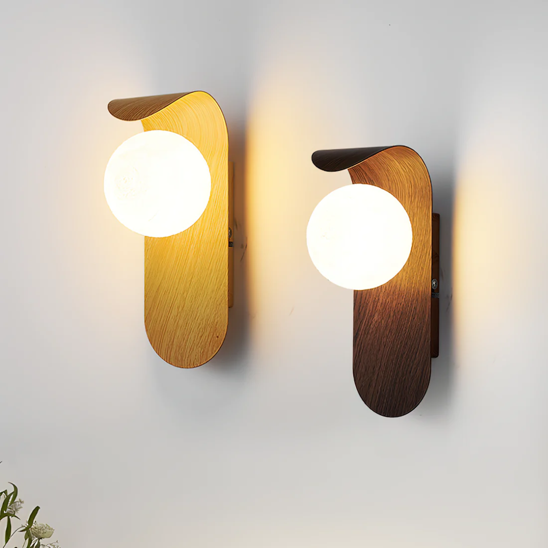 Aplique de pared interior estilo escandinavo, madera natural y globo blanco para decoración minimalista o nórdica.