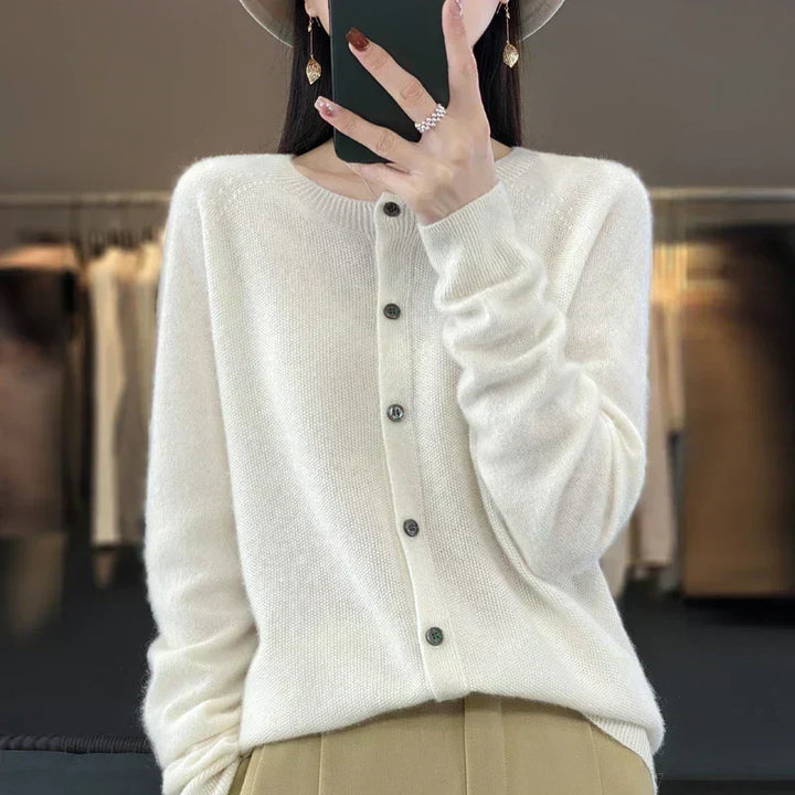 Moda femenina: cárdigan casual holgado con cuello redondo, una capa esencial y elegante.
