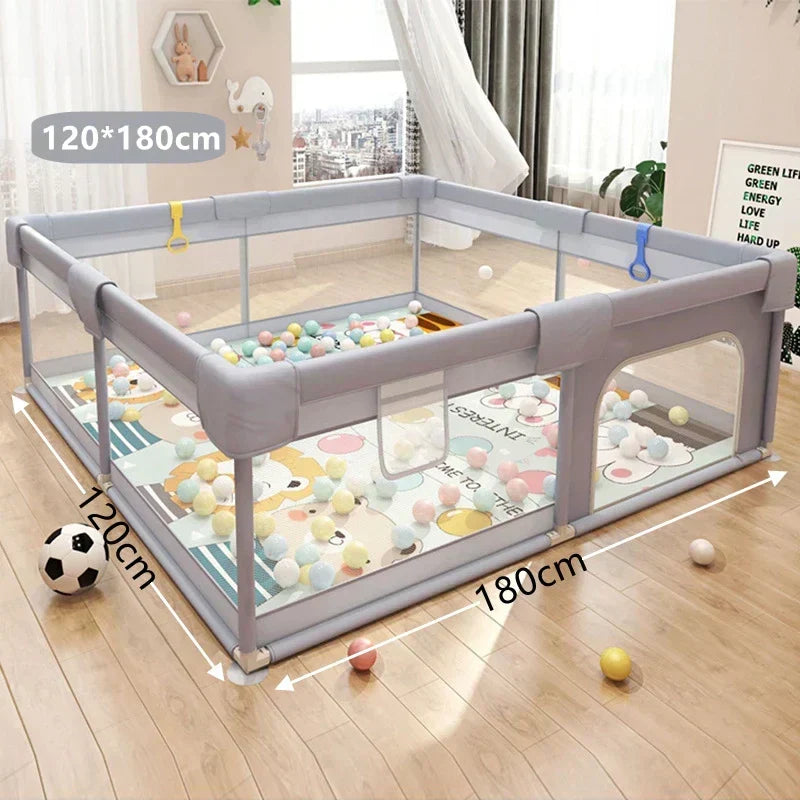 Corral con protección de espuma para el juego seguro de bebés y niños, un espacio divertido y resguardado.