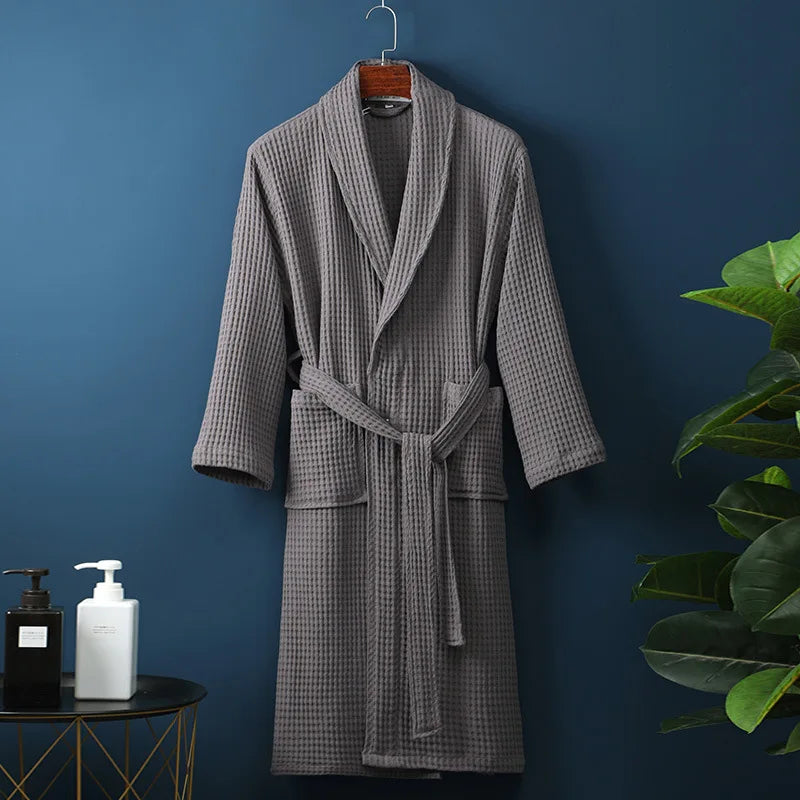 Bata de baño suave unisex para post ducha. Diseño envolvente que brinda confort y relax a hombres y mujeres.
