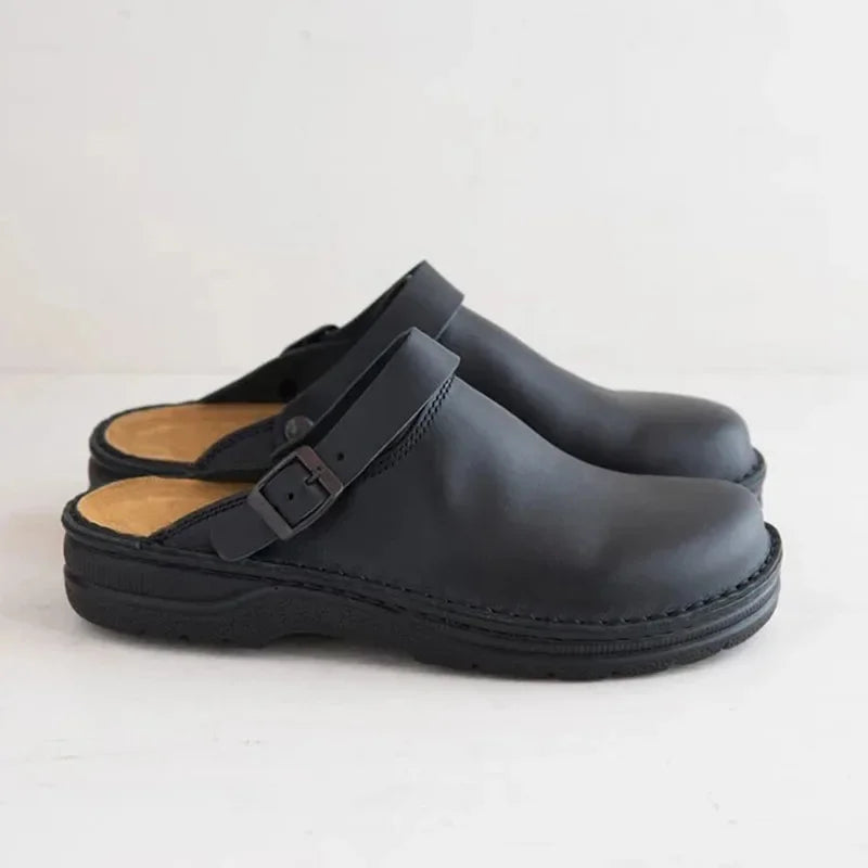 Elegantes zapatillas slip-on para hombre, perfectas para un look casual o diario. Estilo versátil y confort.