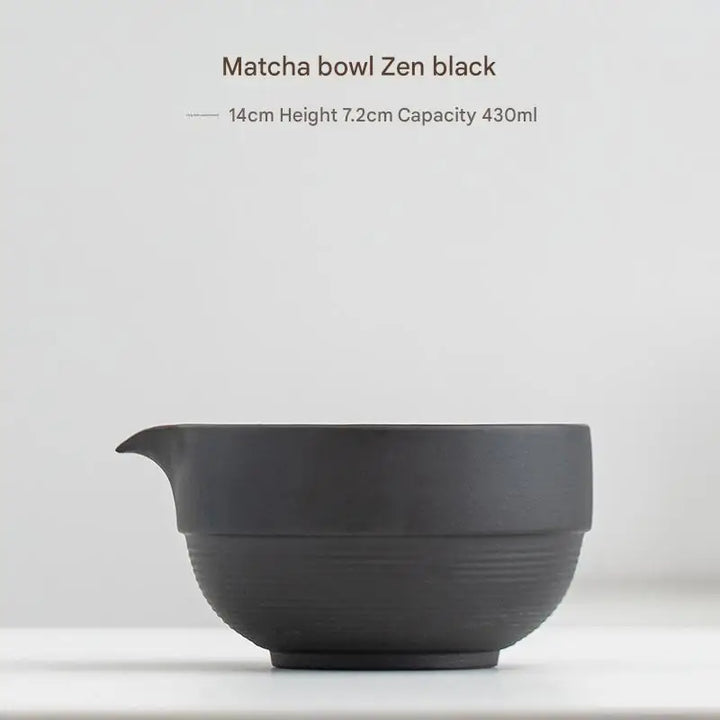 Tazón cerámico verde para una experiencia auténtica de té matcha japonés, hecho a mano.