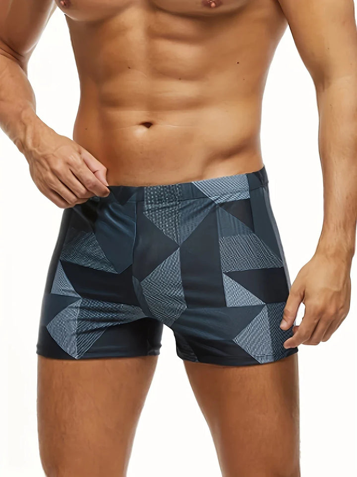 Bañador masculino deportivo con patrón geométrico, cómodo para piscina, playa o actividades acuáticas.