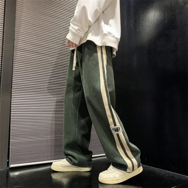 Pantalones anchos de pana para hombre, con textura de rayas. Comodidad casual y estilo moderno.