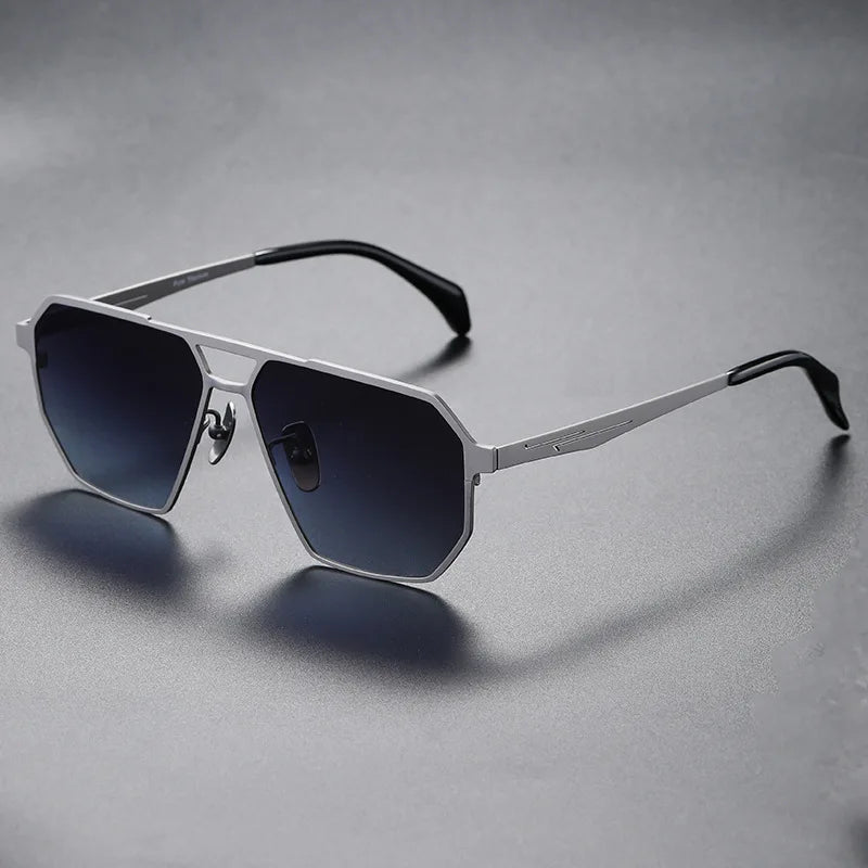 Gafas aviador ligeras de titanio, polarizadas UV400. Protección solar y estilo clásico.