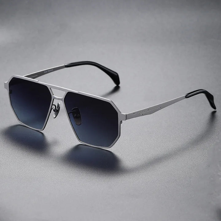 Gafas aviador ligeras de titanio, polarizadas UV400. Protección solar y estilo clásico.