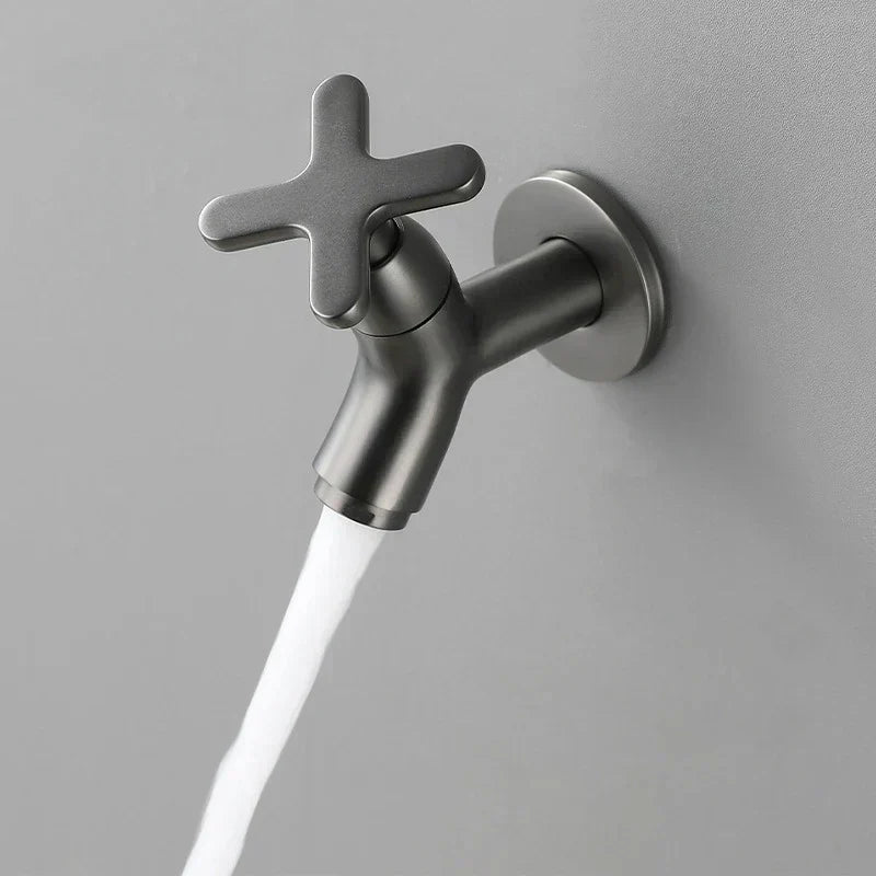 Grifo de agua fría de latón macizo cromado. Estilo minimalista montado en pared para baño.