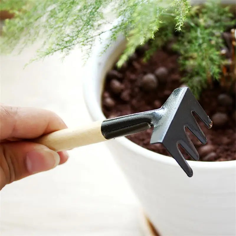 Azada de jardín ergonómica con mango de madera, esencial para desmalezar y remover la tierra con facilidad.
