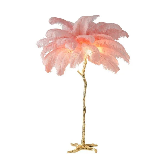 Decoración de hogar: Lámpara de pie con plumas de avestruz y detalles de latón cobre. Versátil y con estilo.