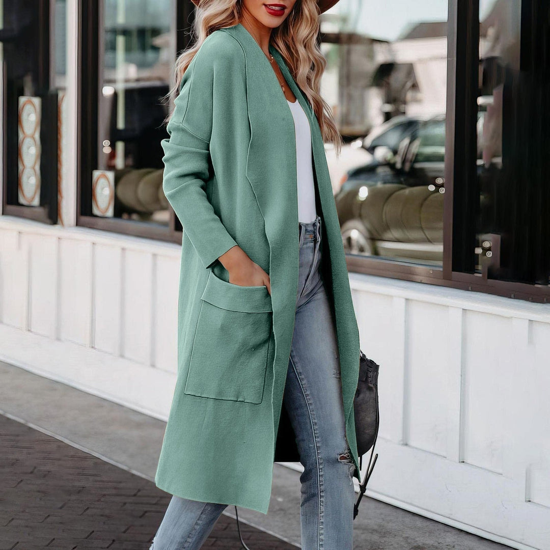 Chaqueta de punto de mujer, vista trasera. Diseño elegante y casual, cómoda para la moda de otoño/invierno.