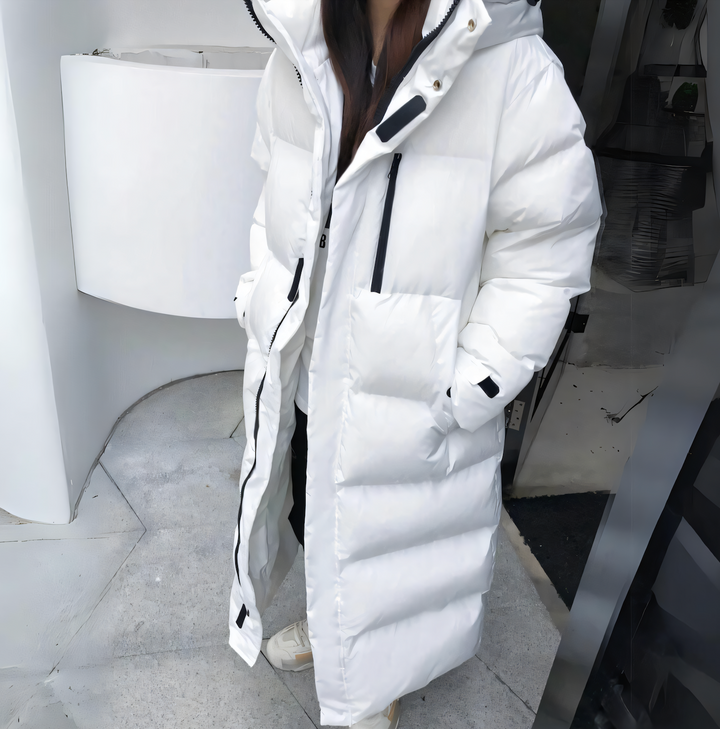 Abrigo acolchado maxi de mujer con capucha, ideal para invierno. Estilo oversize, moderno y calentito para el frío.