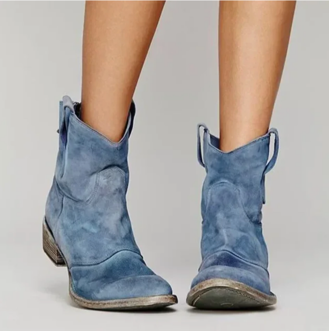 Primer plano de botines Western Rosanne de mujer, mostrando detalles del cuero y estilo vaquero chic.