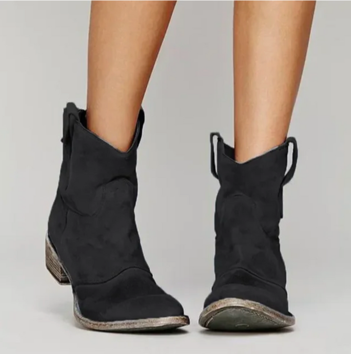 Mujer luciendo botines Western Rosanne, combinando estilo vaquero moderno y elegante para el otoño.