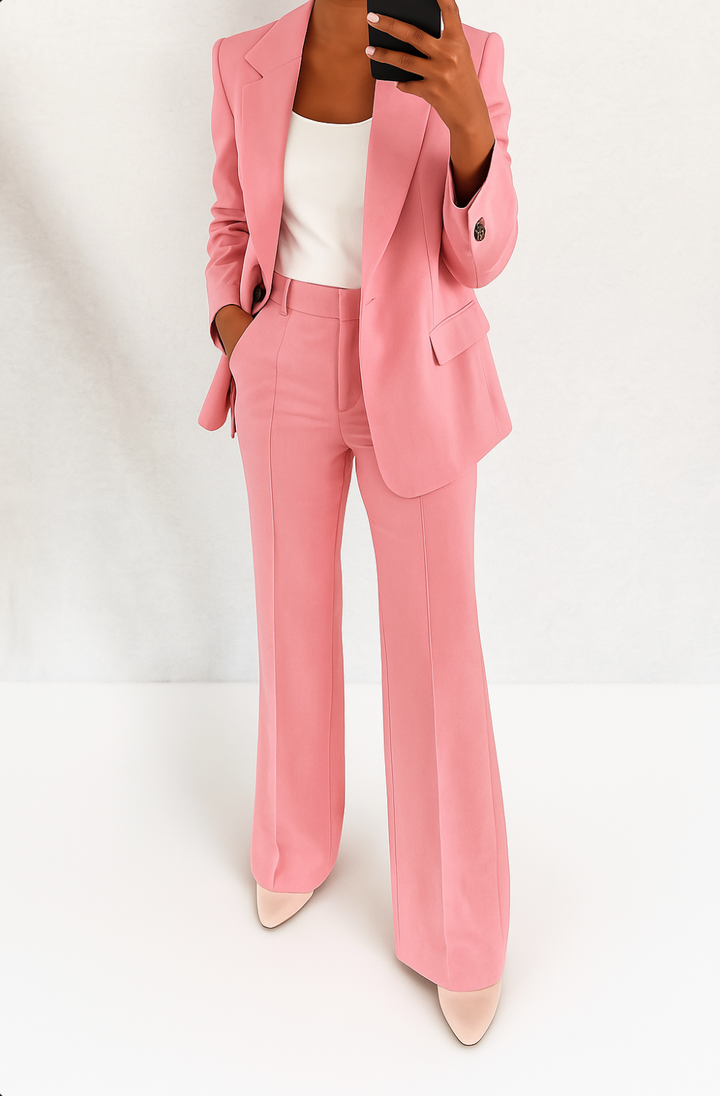 Conjunto sastre de mujer. Blazer y pantalón formal, estilo clásico para ropa de oficina.