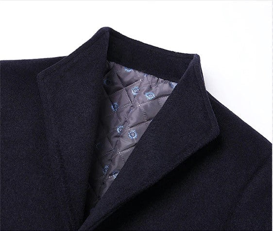 Hombre vistiendo chaqueta acolchada azul marino con botones. Look de invierno casual y moderno.