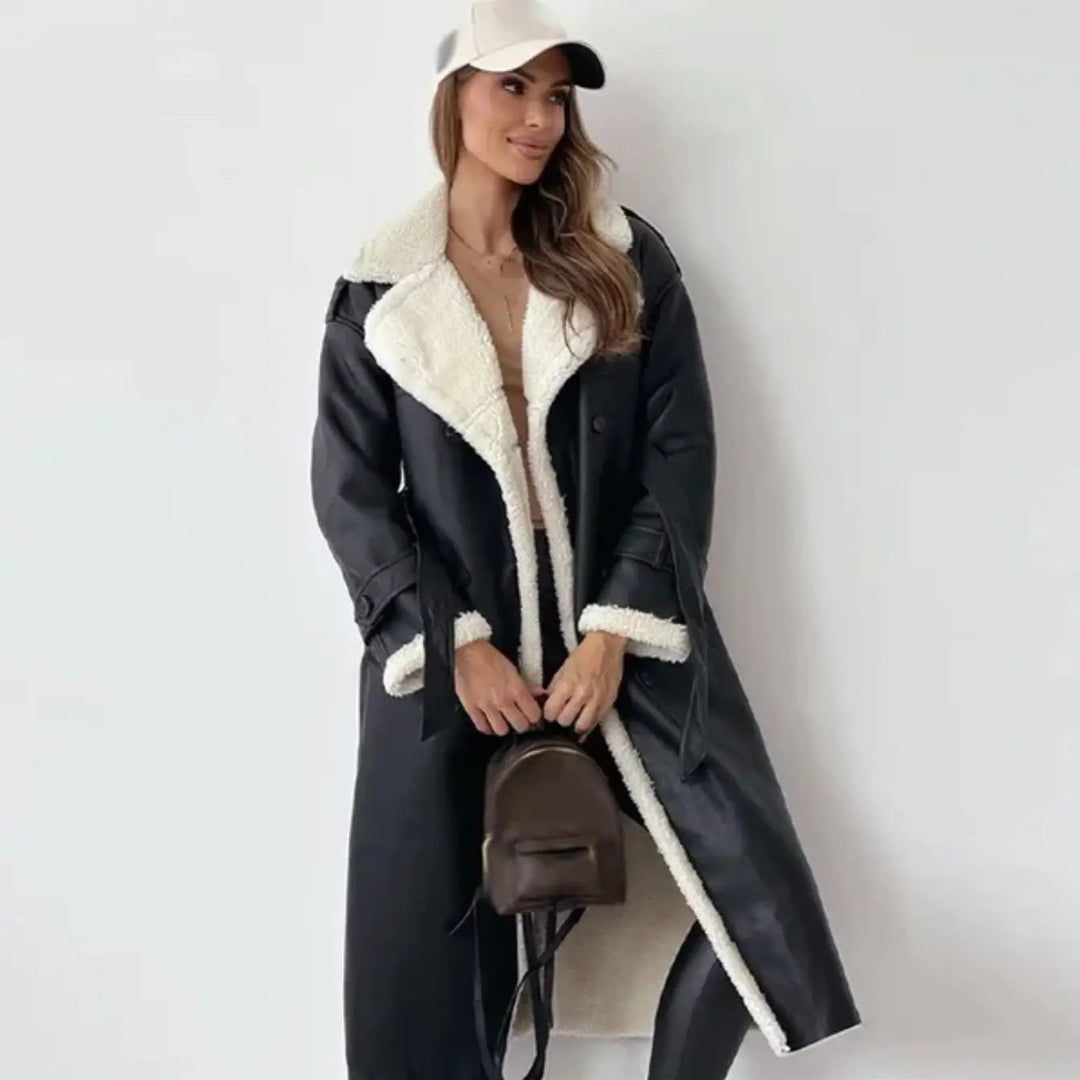 Espalda de abrigo largo de mujer con diseño clásico, forro polar y cuello borreguito. Ideal para días fríos.