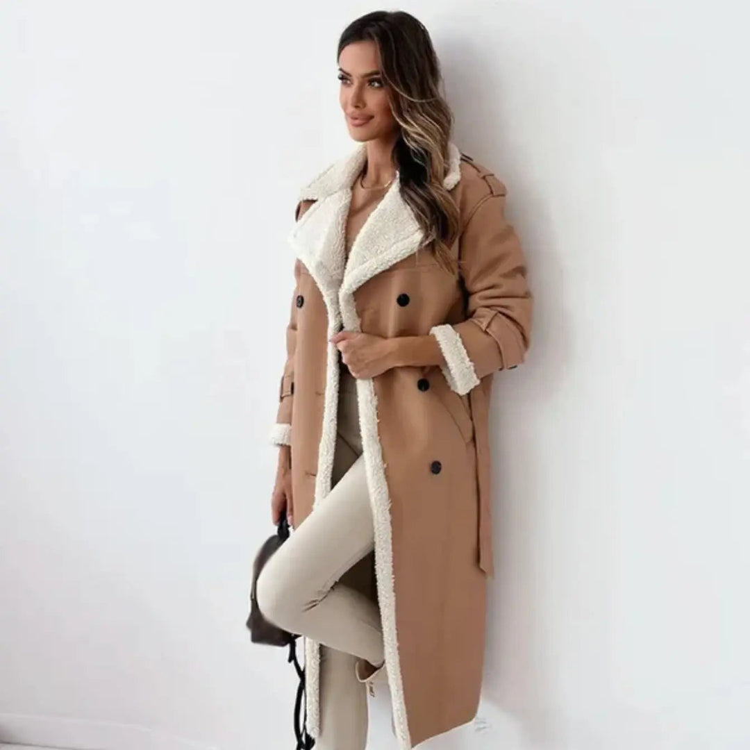 Abrigo largo de mujer abierto, mostrando el forro polar interior y el cuello borreguito. Estilo cálido y moderno.
