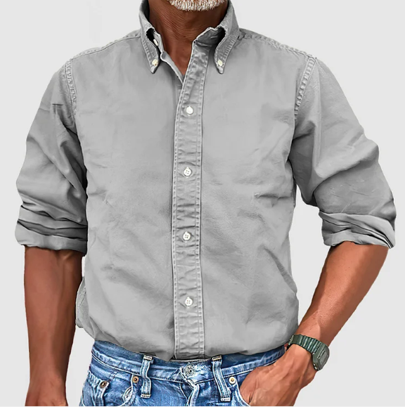 Detalle de cuello y puños de camisa de manga larga para hombre, sin arrugas. Acabado elegante y duradero.