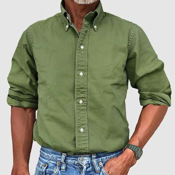 Hombre con camisa formal de manga larga, sin arrugas. Estilo elegante y moderno para la oficina.