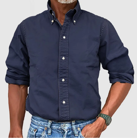 Modelo masculino luciendo camisa de manga larga sin arrugas, con estilo elegante y duradero para moda.