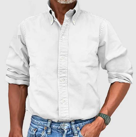 Camisa de manga larga sin arrugas para hombre, cuidadosamente doblada. Muestra su tejido duradero y elegante.