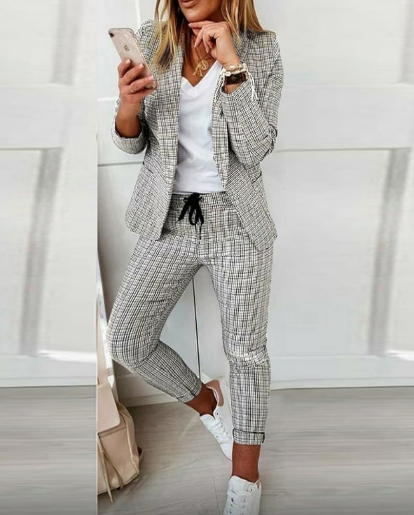 Estilizado conjunto de blazer y pantalón marrón para mujer. Ropa formal con toque moderno, perfecta para la oficina.