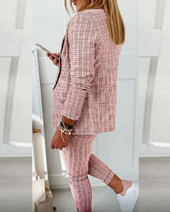 Conjunto profesional de dos piezas para mujer, blazer ajustado y pantalón recto. Elegante y moderno.