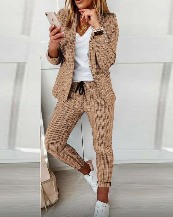 Conjunto de mujer, blazer y pantalón. Traje elegante de dos piezas, ropa de oficina versátil, moda femenina.