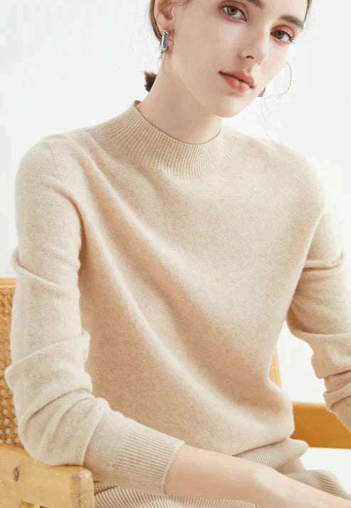 Cálido suéter de cuello alto para mujer. Confort esencial y elegancia para los días fríos de invierno.