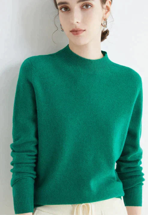 Mujer con suéter de cuello alto clásico. Silueta elegante y cómoda para un look sofisticado de invierno.