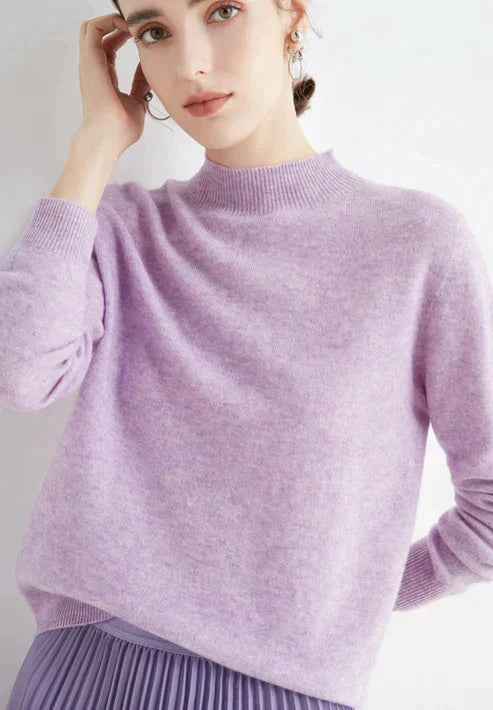 Mujer luciendo suéter de cuello alto clásico. Estilo elegante y cómodo para la temporada de otoño.