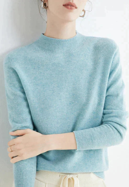 Suéter suave de cuello alto para mujer. Confort superior y estilo en esta ropa femenina de invierno.