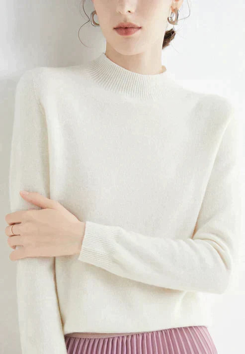 Suéter elegante de cuello alto para mujer, básico y versátil. Ropa femenina chic para cualquier ocasión.