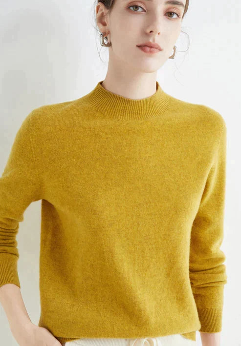 Detalle del cuello alto de suéter femenino. Comodidad y calidez aseguradas para días fríos de invierno.