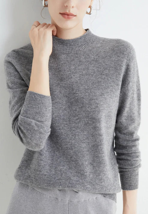 Suéter beige de cuello alto para mujer. Ideal para crear outfits de otoño e invierno con estilo.