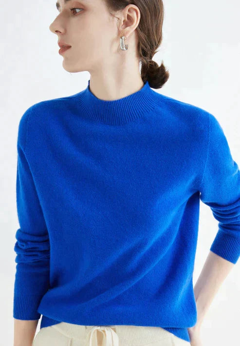 Vista frontal de suéter de cuello alto para mujer. Diseño clásico y básico para tu guardarropa de invierno.