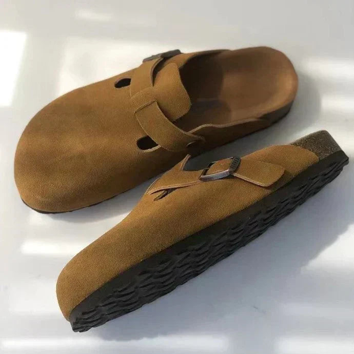 Mocasines cerrados de hombre con correa ajustable, ideales para comodidad diaria y estilo casual.