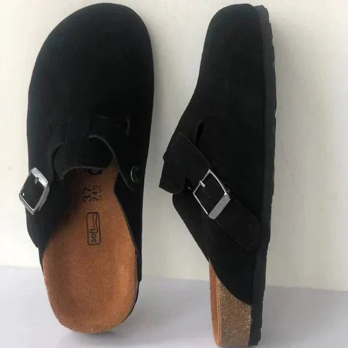 Vista lateral de mocasines de hombre, diseño elegante y correa ajustable. Calzado masculino ideal para diario.