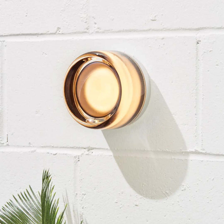 Lámpara de pared Dimple moderna y elegante, ideal para iluminación decorativa en cualquier hogar contemporáneo.