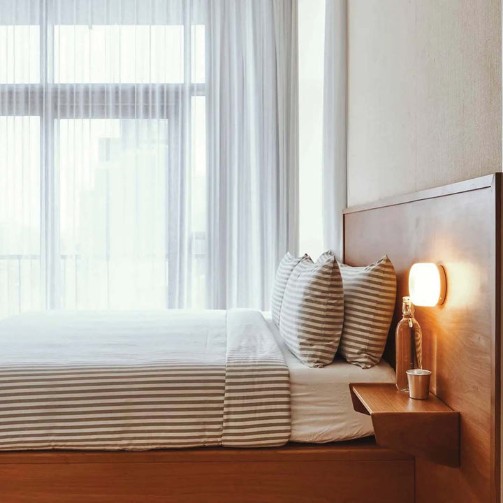 Iluminación decorativa: Lámpara de pared Dimple, aporta un diseño elegante y luz moderna a la decoración del hogar.