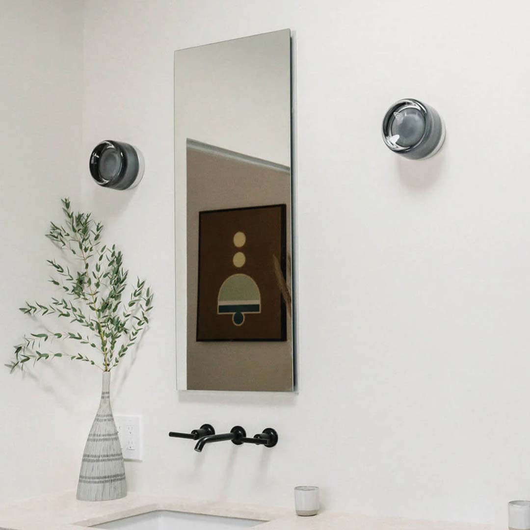 Lámpara de pared Dimple con estilo elegante, realza la decoración interior con su iluminación moderna y sofisticada.