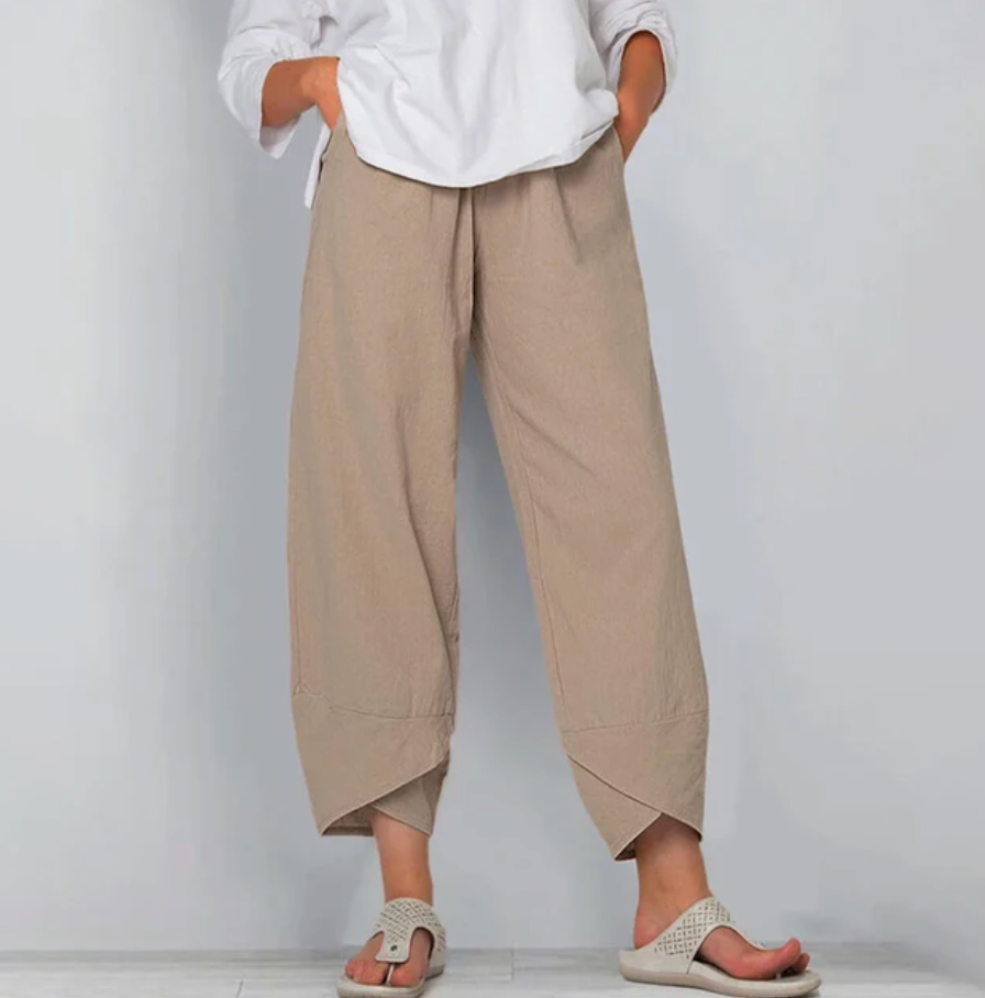 Detalle de la cintura elástica y bolsillos del pantalón ligero de mujer. Confort y funcionalidad casual.