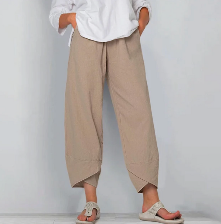 Detalle de la cintura elástica y bolsillos del pantalón ligero de mujer. Confort y funcionalidad casual.