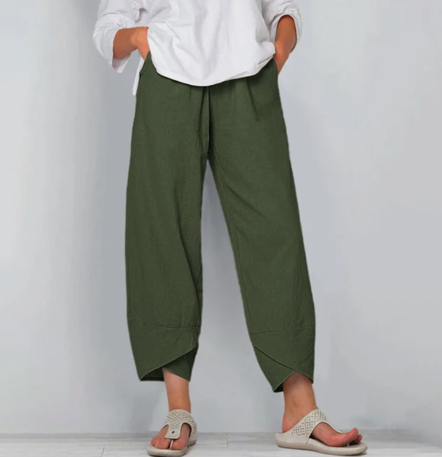 Mujer usando pantalón ligero casual, mostrando libertad de movimiento y estilo moderno. Ropa versátil.