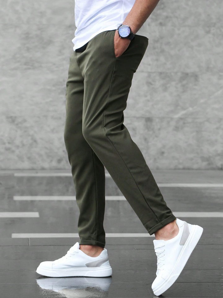 Pantalón streetwear hombre, corte ajustado y diseño urbano para comodidad diaria.